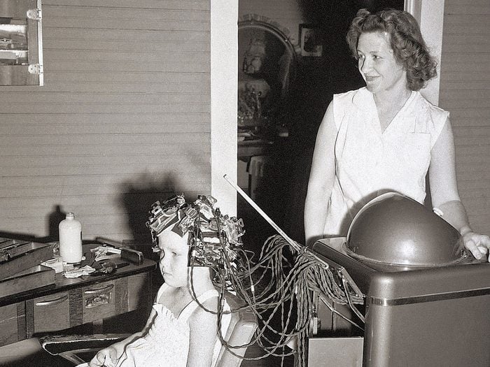 La permanente pour cheveux dans les années 50.
