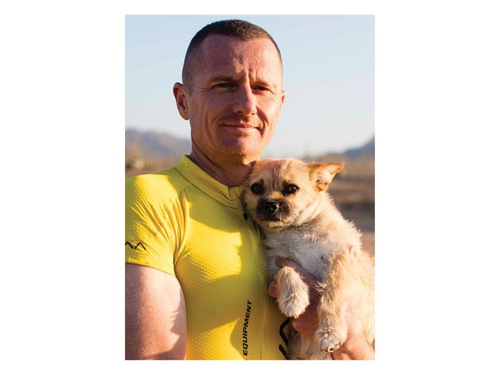 Ce chien m'a finalement suivi pendant le marathon du désert de Gobi.