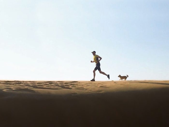 Un compagnon de course lors du marathon du désert de Gobi.