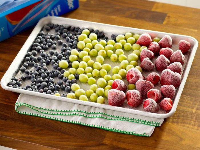 Comment congeler les fruits: faire une seule couche.