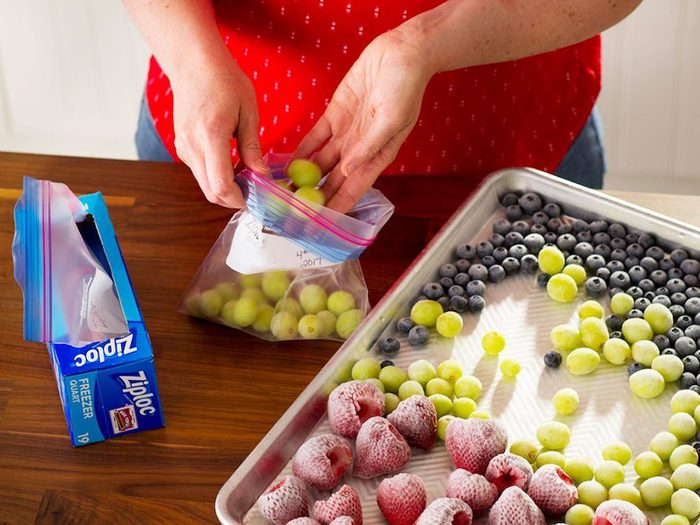 Comment congeler les fruits: conserver le tout dans un sac de congélation.