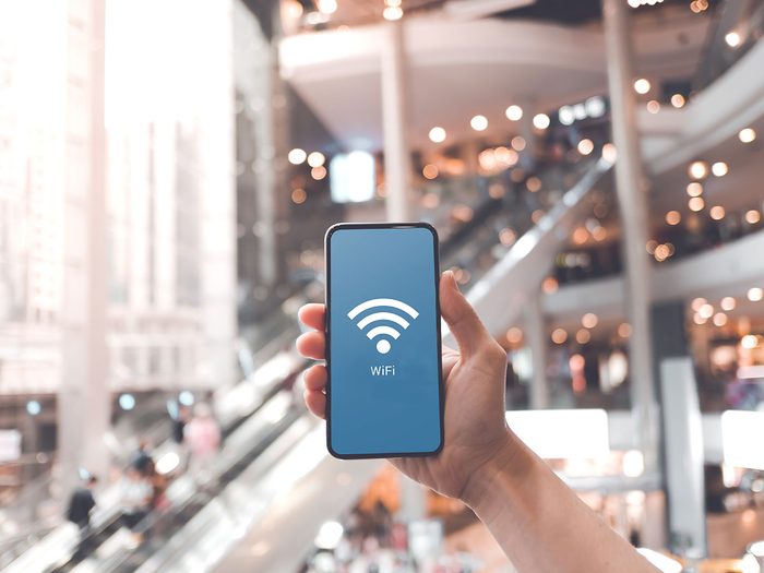 Comment ne pas se faire pirater: évitez de vous connecter au Wi-Fi public.