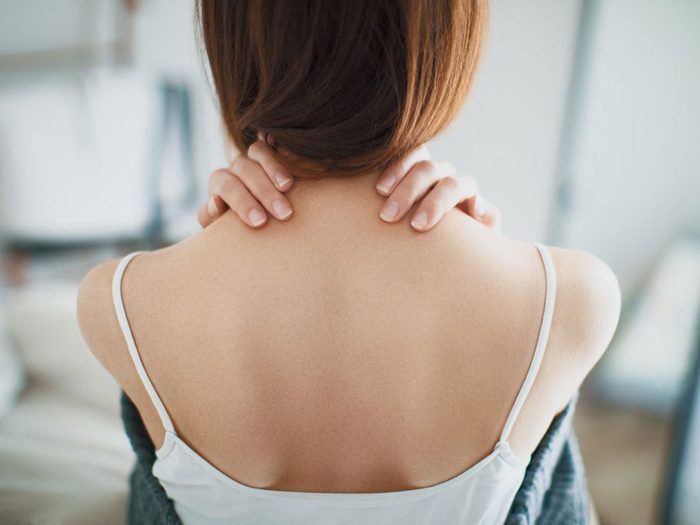 Une douleur à l'épaule peut être l'un des symptômes de la fibromyalgie.