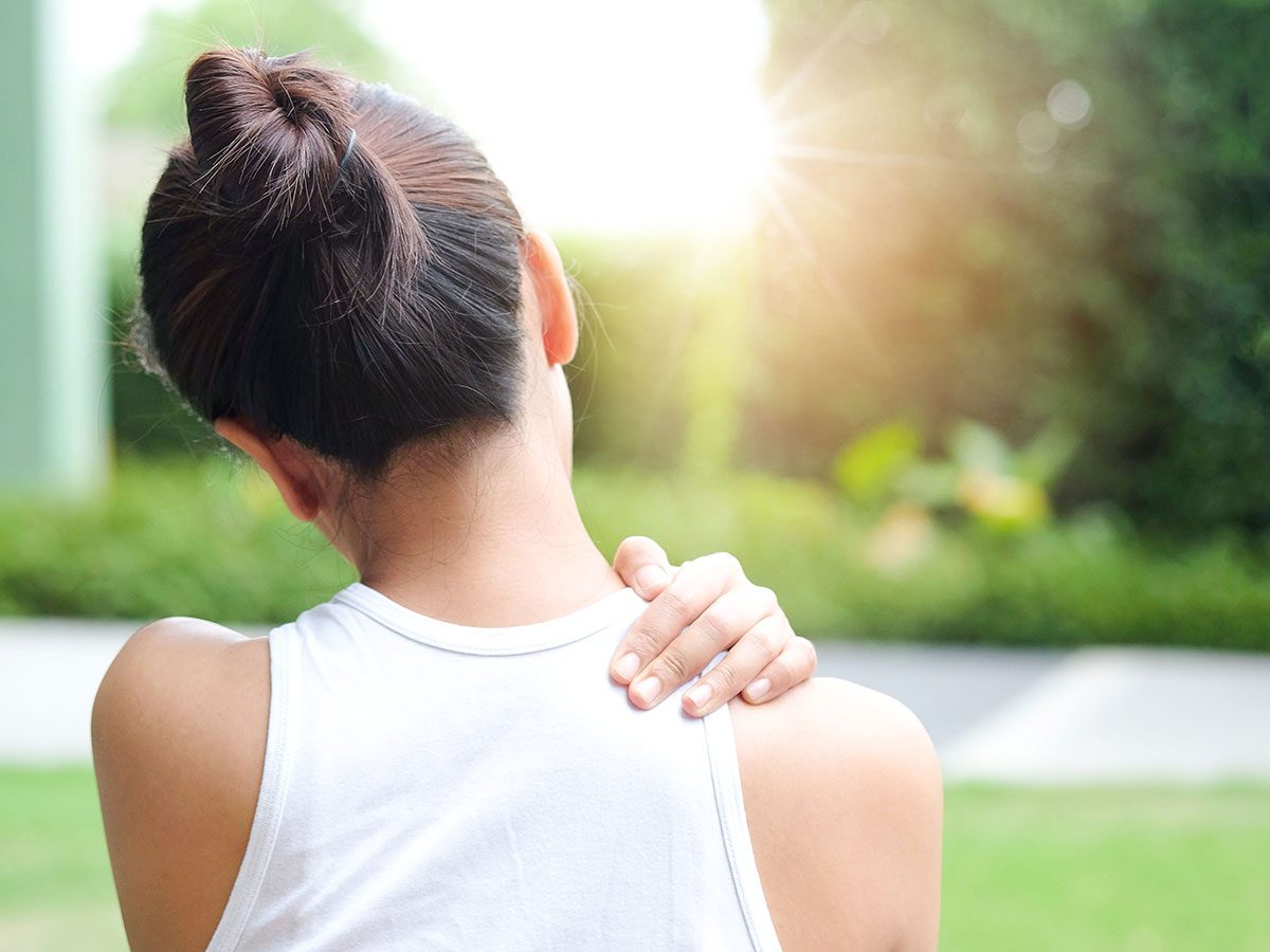 12 raisons médicales qui expliquent une douleur à l'épaule
