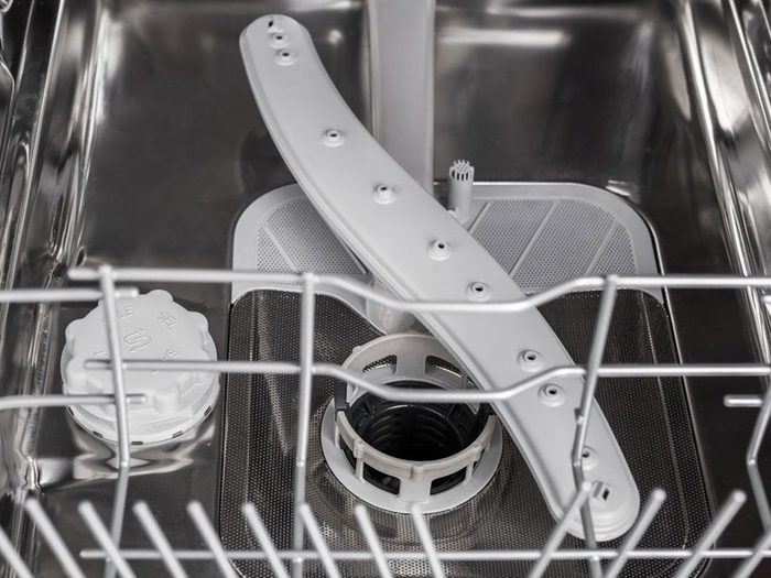 Oublier de verrouiller le filtre en bas est l'une des choses qui réduisent la durée de vie d’un lave-vaisselle.