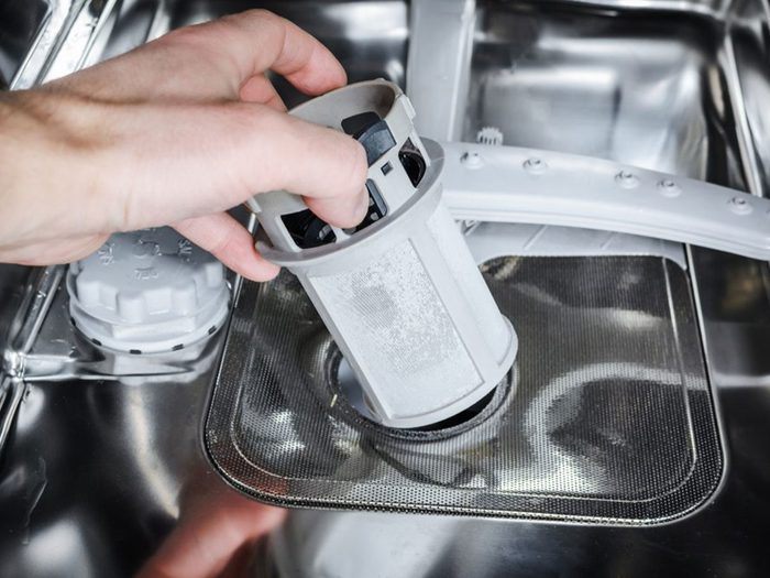 Oublier de vider le compartiment à nourriture est l'une des choses qui réduisent la durée de vie d’un lave-vaisselle.