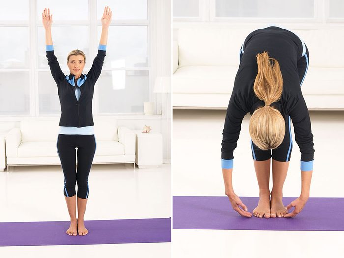 Entrainement de yoga avec la posture de la flexion avant.