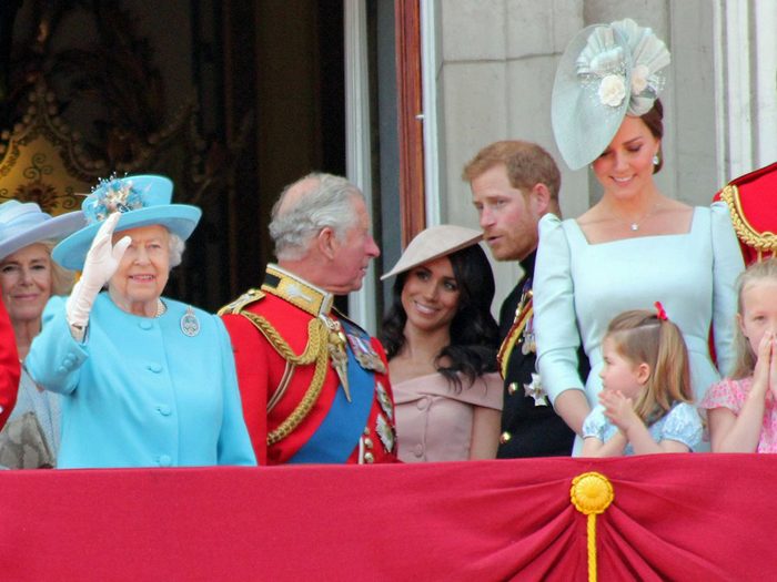 Les robes à épaules dénudées sont-elles réellement à proscrire au sien de la famille royale?