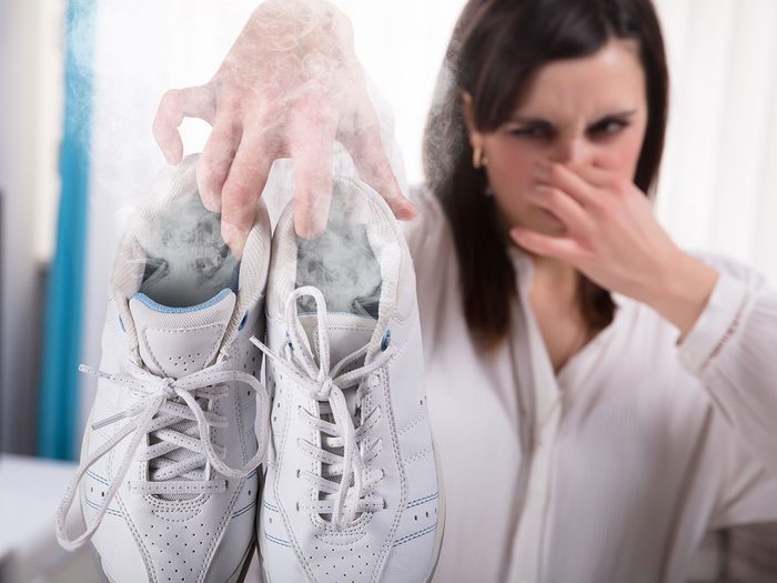 Une transpiration excessive peut engendrer une mauvaise odeur des pieds.