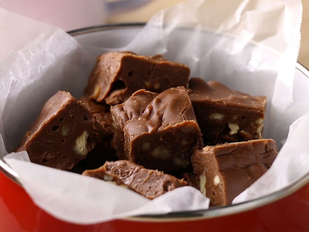 Recette facile de fudge au chocolat blanc, caramel et pacanes!