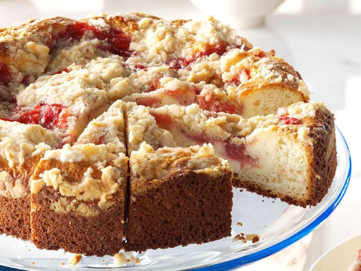 La recette du gâteau à la vanille au coulis à la rhubarbe et aux fraises.