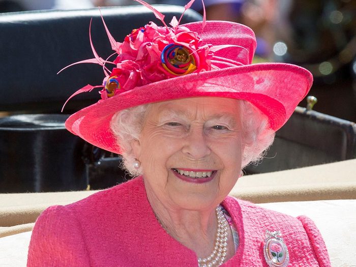 Même si la reine Elizabeth renonce au trône en raison de son âge, le prince de Galles a déjà plus de 70 ans.