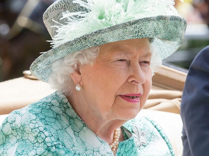 Mis à part les rumeurs quant à l’abdication de la reine Élizabeth II, un des sujets les plus sensibles est le titre que porterait Camilla Parker Bowles si elle et le prince Charles sont assignés au trône.