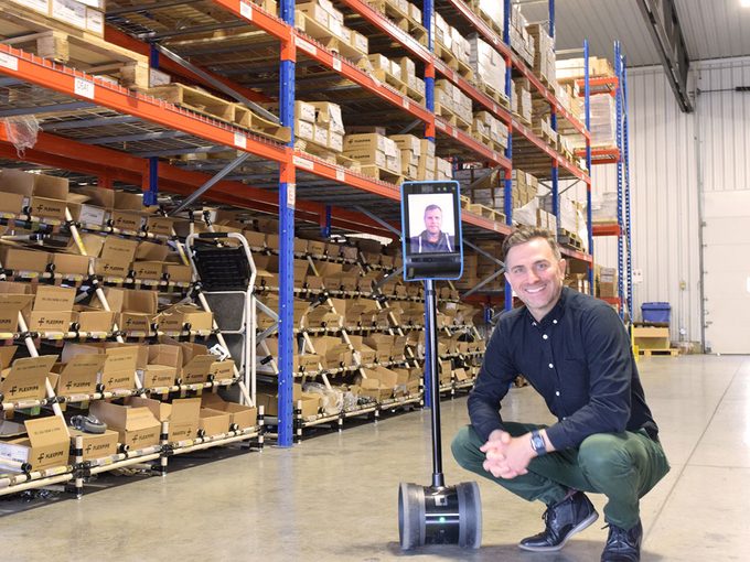 Ces robots de téléprésence sont distribués pour la première fois au Québec par l'entrepreneur Julien Depelteau.