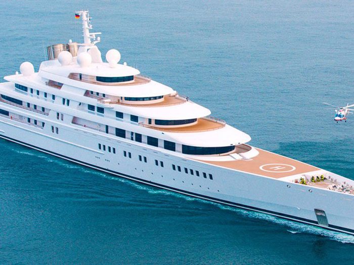 Vous pouvez acheter un super yacht avec 1 milliard de dollars.