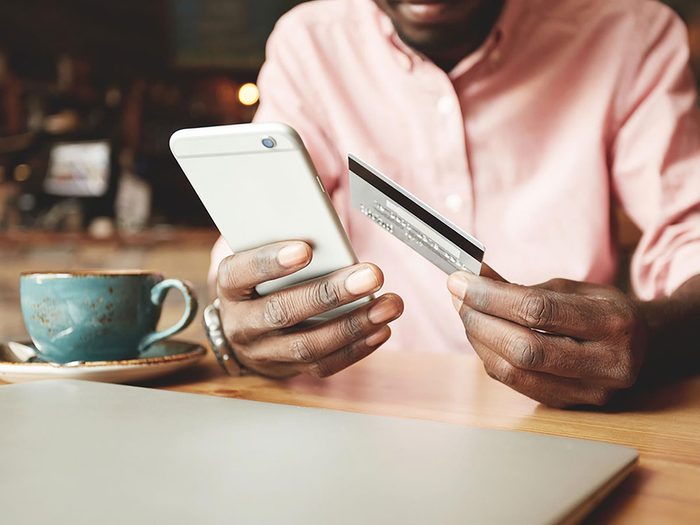 Ne jamais utiliser sa carte de crédit lors d’un achat virtuel dans un point Wi-Fi public.