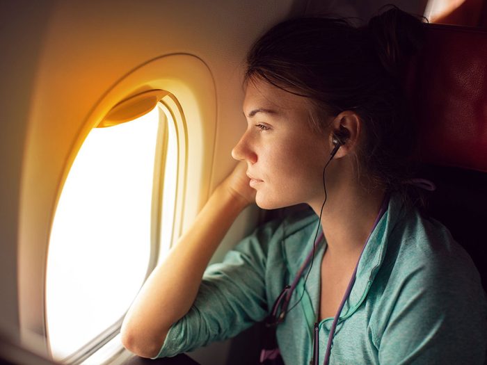 Les écouteurs ne font pas partie des choses gratuites à demander dans l'avion.