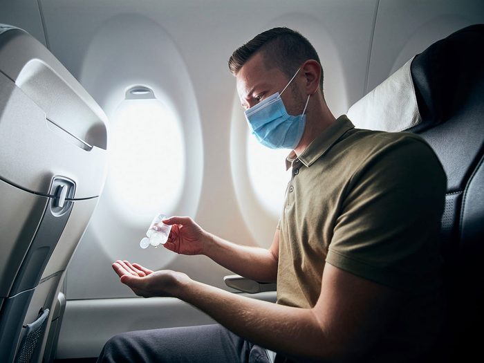 Les produits antiseptiques font partie des choses gratuites à demander dans l'avion.