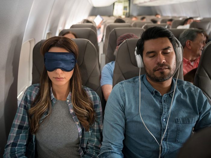 Les masques pour les yeux font partie des choses gratuites à demander dans l'avion.