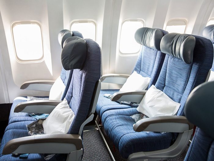 Les oreillers ne font pas partie des choses gratuites à demander dans l'avion.
