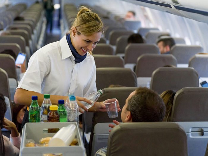 Les restants de nourritures et boissons font partie des choses gratuites à demander dans l'avion.