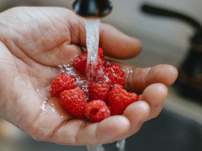 Comment laver les fruits tels que les framboises?