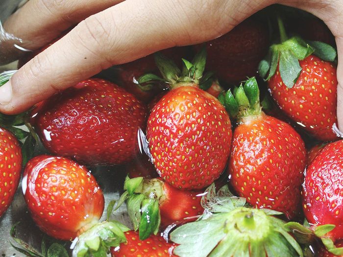 Comment laver les fruits tels que les fraises?
