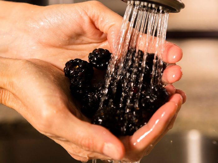 Comment laver les fruits tels que les mûres?