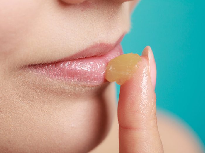 Protégez vos lèvres avec une couche de gelée de pétrole.
