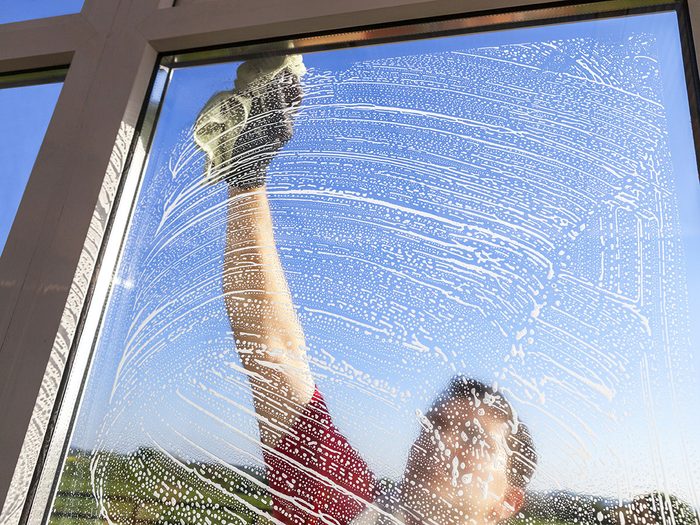 Suivez ces conseils pour bien choisir un nettoyant maison pour les vitres.