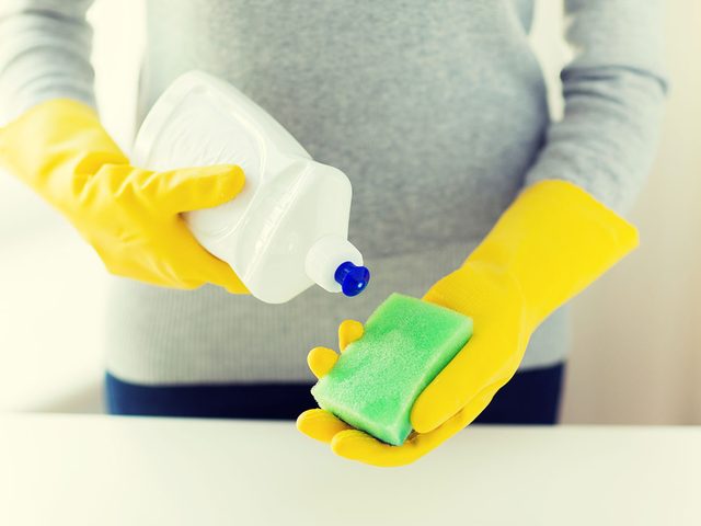 Le savon  vaisselle constitue lun des meilleurs ingrdients pour faire des nettoyants maison pour les vitres.