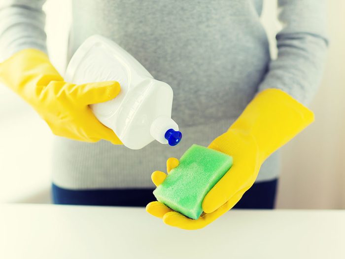 Le savon à vaisselle constitue l’un des meilleurs ingrédients pour faire des nettoyants maison pour les vitres.