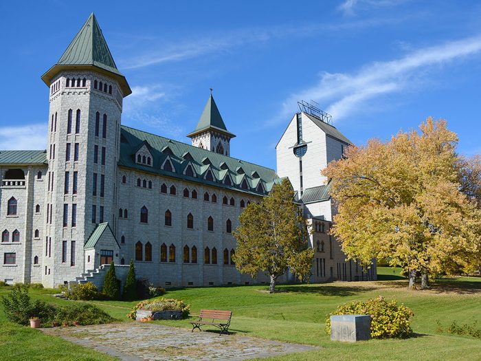 L'Abbaye de Saint-Benoît-du-Lac est l'un des endroits où faire un pique-nique au Québec.