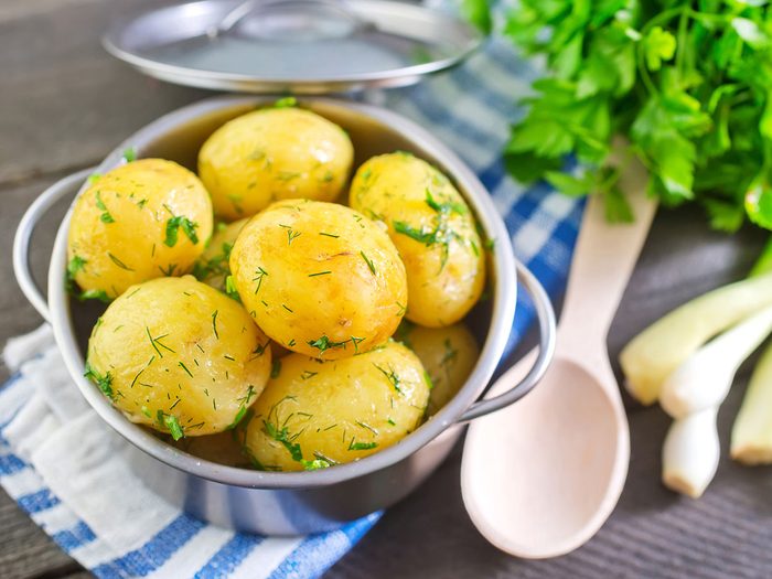 La cuisson et le refroidissement des pommes de terre avant de les manger permettent à l’amidon résistant de se former.