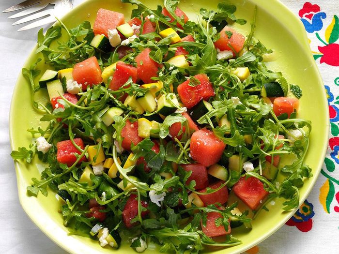 Recette de salade de courges d’été et de melon d’eau avec courgettes.