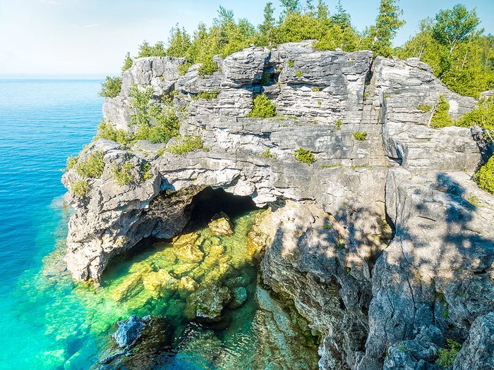 La Grotto de la Péninsule-Bruce fait partie des trésors cachés à découvrir au Canada.