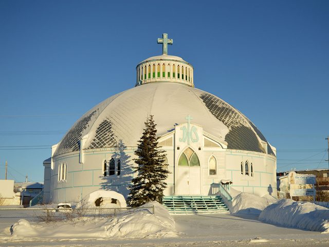 Lglise Notre-Dame-de-la-Victoire  Inuvik fait partie des trsors cachs  dcouvrir au Canada.