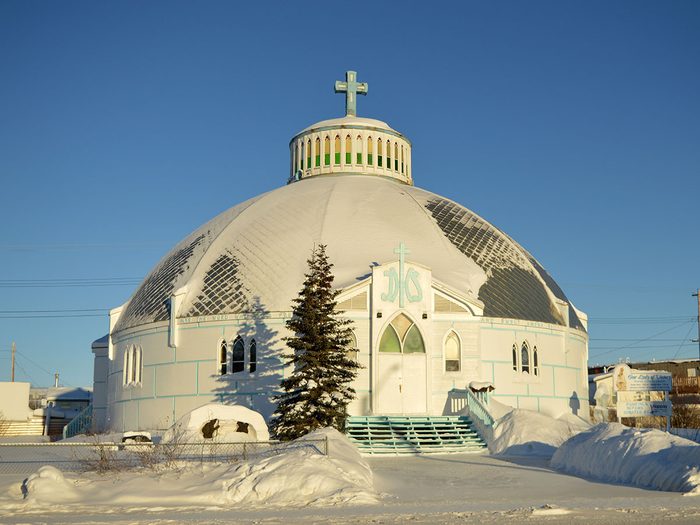 L’église Notre-Dame-de-la-Victoire à Inuvik fait partie des trésors cachés à découvrir au Canada.
