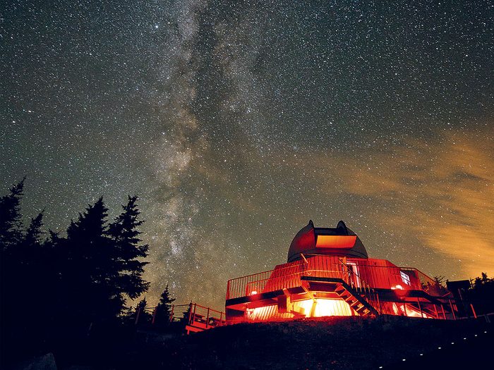 Contempler la galaxie fait partie des trésors cachés à découvrir au Canada.