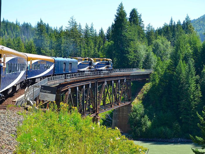 Prendre le train fait partie des trésors cachés à découvrir au Canada.