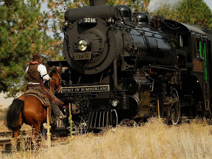 Faire un voyage en train à travers le Canada à bord du Kettle Valley Steam Railway.