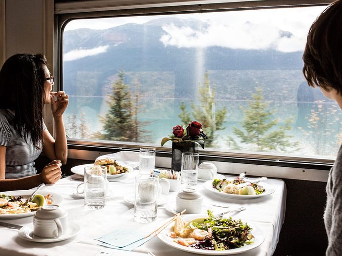 Faire un voyage en train à travers le Canada à bord du Canadien de Via Rail.