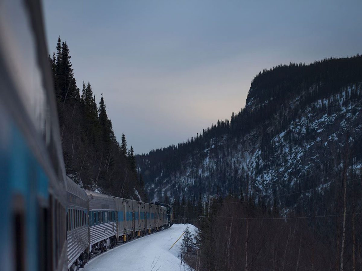 Faire un voyage en train à travers le Canada à bord du train de Transport Ferroviaire Tshiuetin.