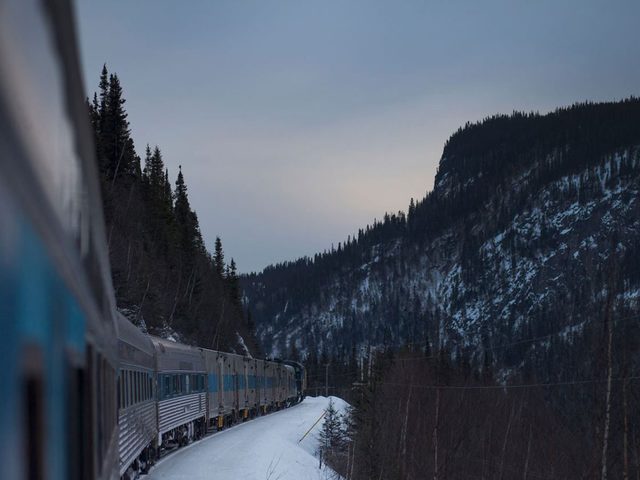 Faire un voyage en train  travers le Canada  bord du train de Transport Ferroviaire Tshiuetin.