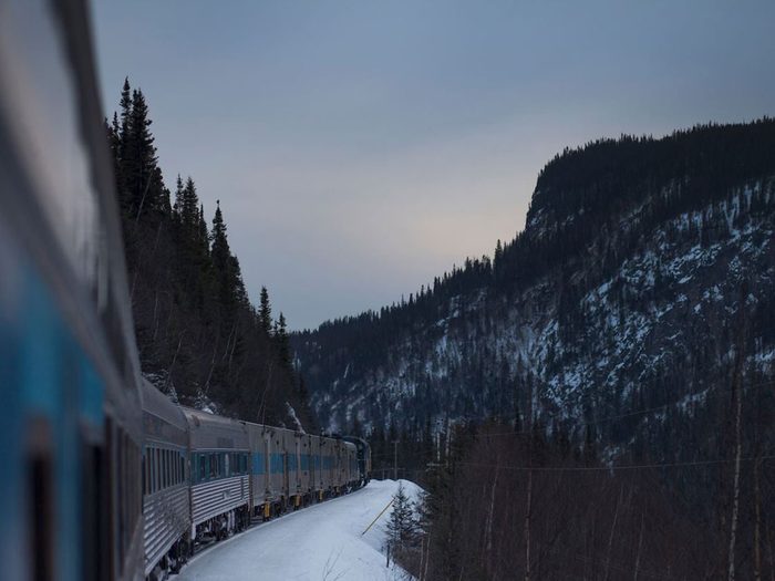 Faire un voyage en train à travers le Canada à bord du train de Transport Ferroviaire Tshiuetin.