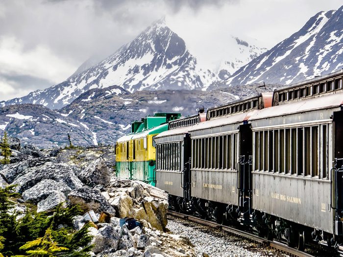 Faire un voyage en train à travers le Canada à bord de la ligne ferroviaire White Pass & Yukon Route.