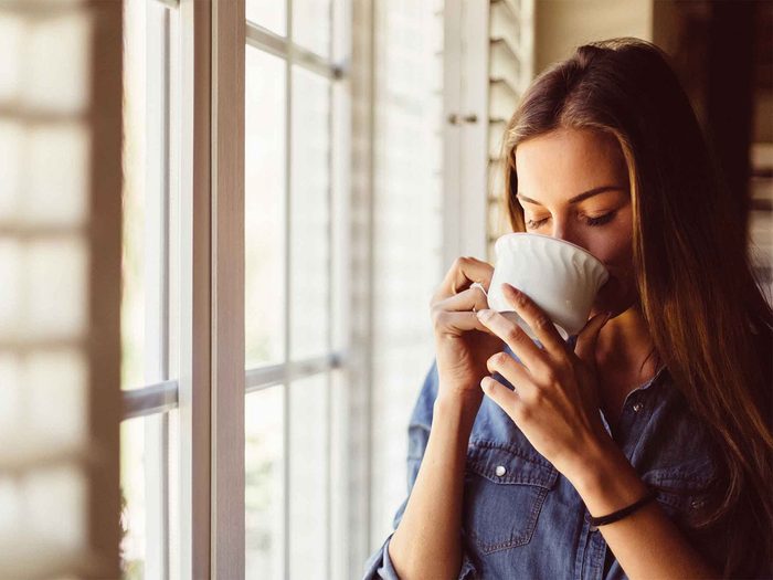 Savourer une tasse de café ou de thé pour augmenter son métabolisme.