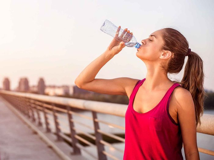 Boire plus d'eau pour augmenter son métabolisme.
