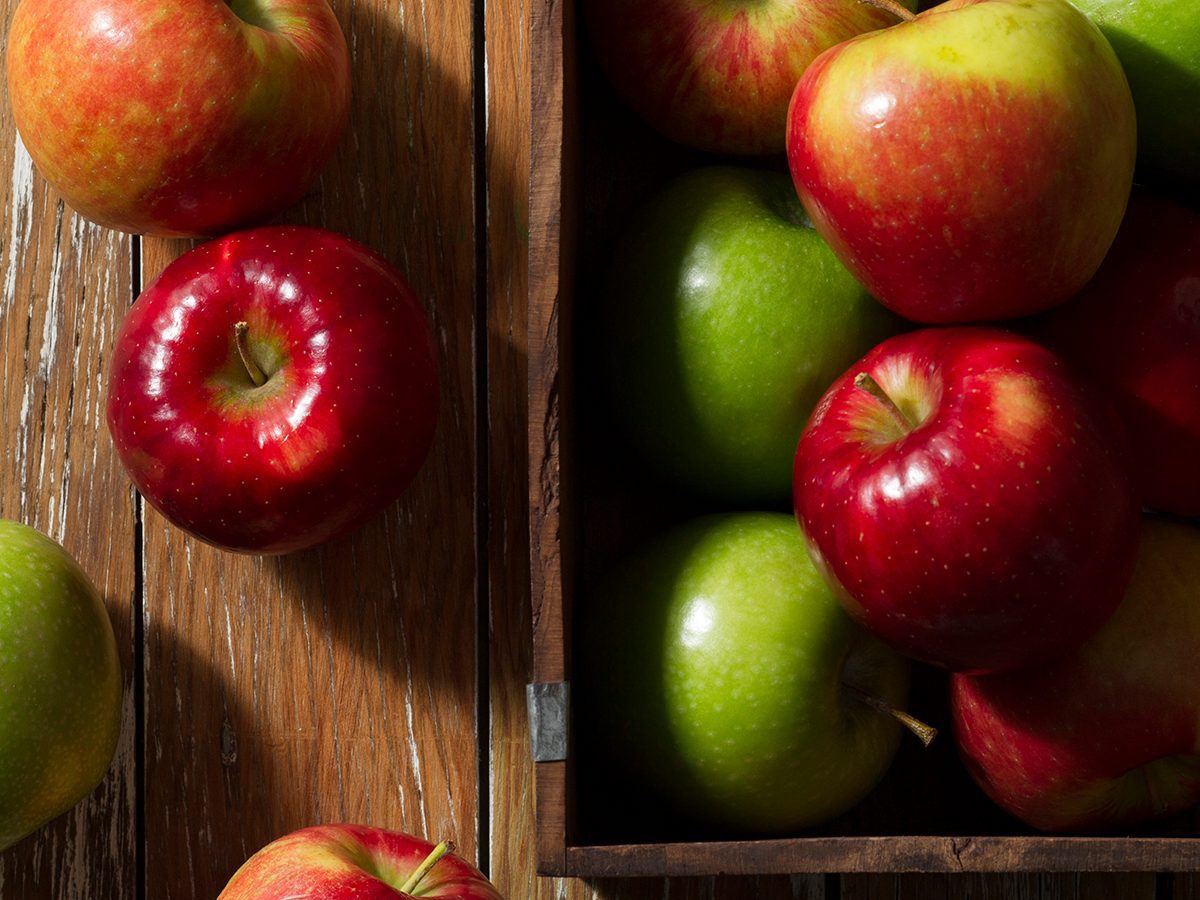 Comment laver les fruits et légumes qui contiennent le plus de pesticides tels que les pommes?