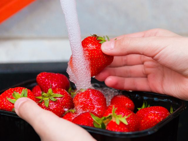 Comment laver les fruits et lgumes qui contiennent le plus de pesticides tels que les fraises?